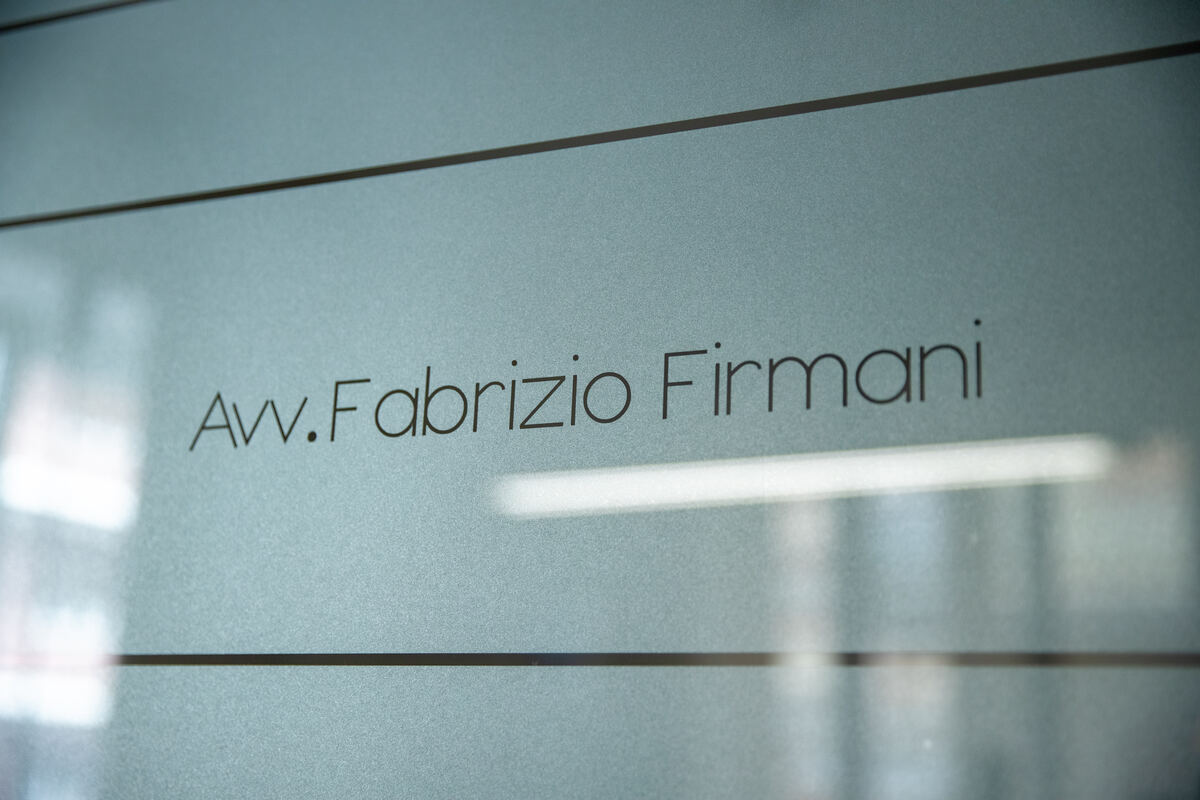 La vetrata dello studio con il nome dell'avvocato Fabrizio Firmani